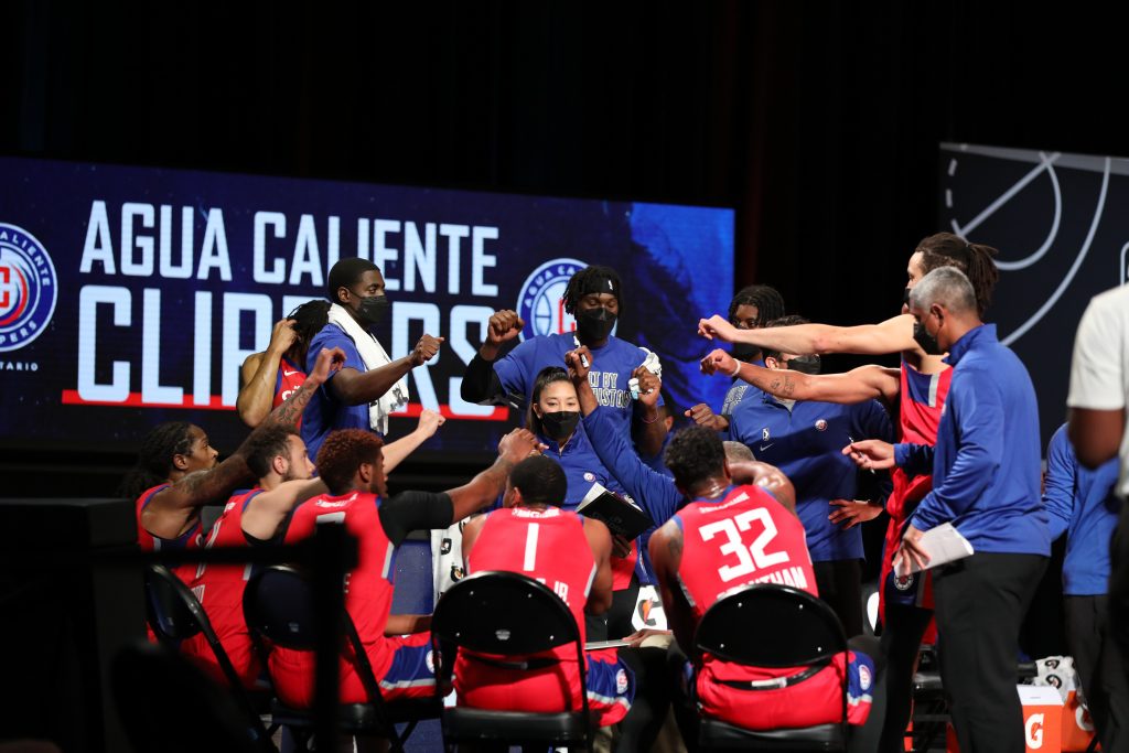 clippers basketball team huddle